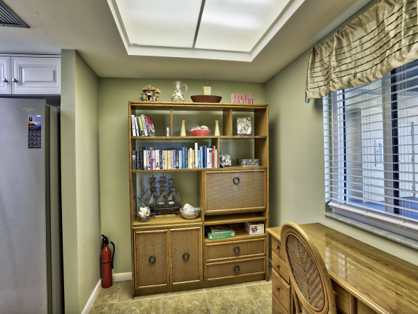 Luxurious Bayfront Condo Steps to beach
